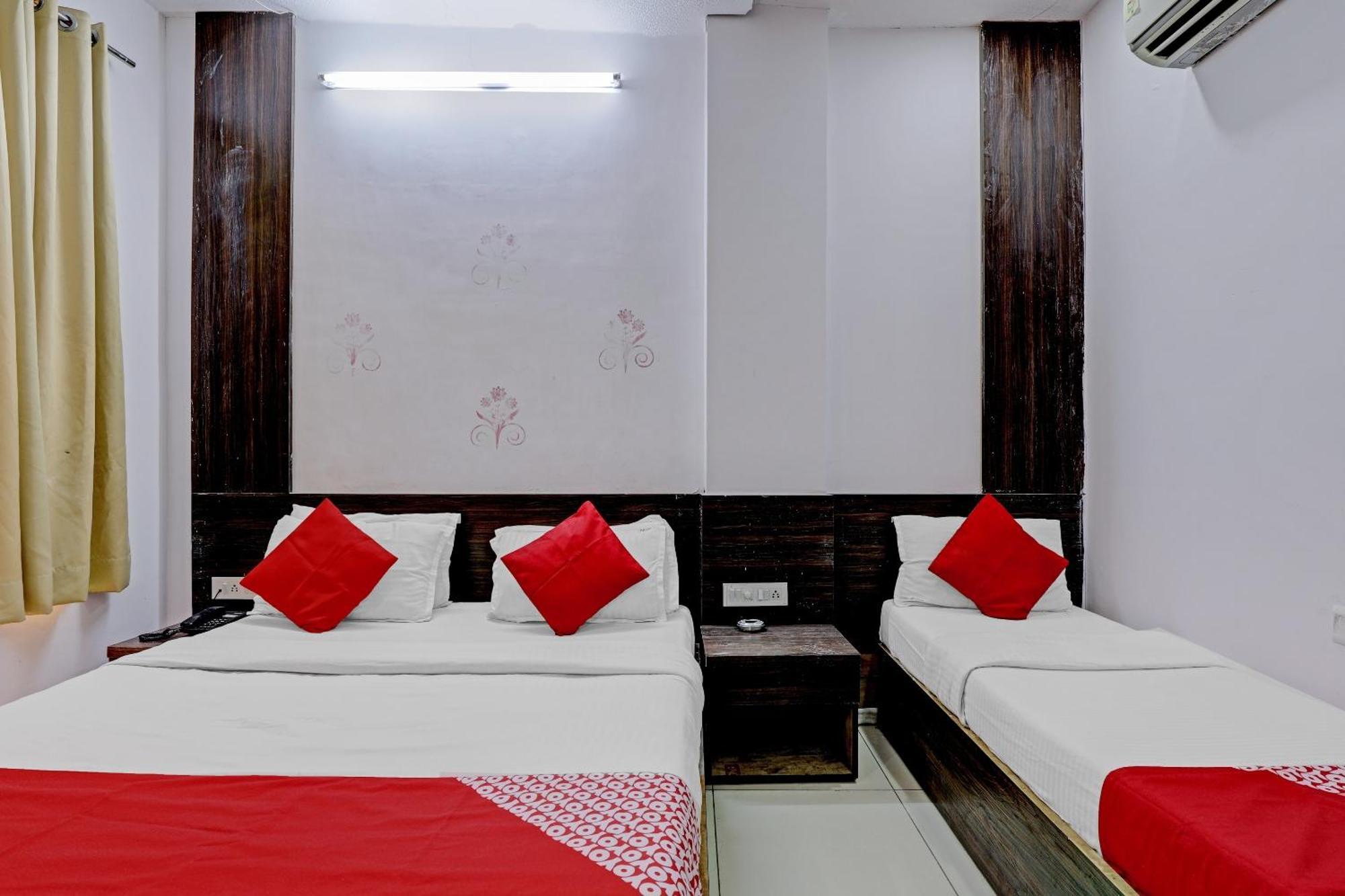 Oyo 11649 Hotel Mahima Gandhinagar Extérieur photo
